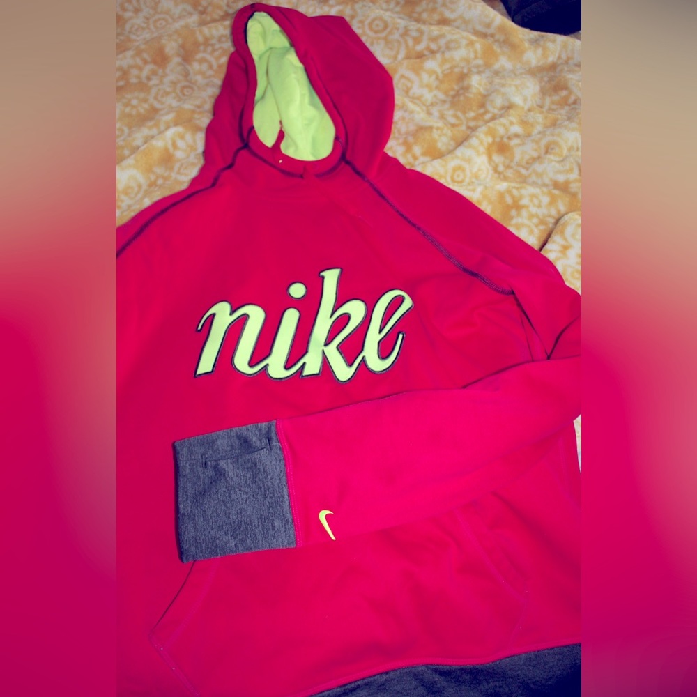 nike therma hoodie pink